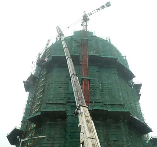 东安吊车在工地上作业